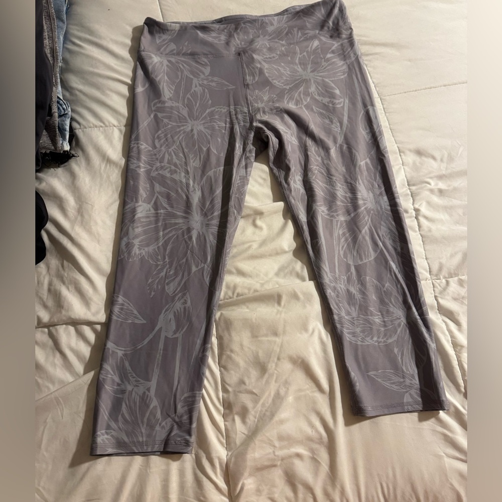 Fabletics Gray Floral Cropped Leggings